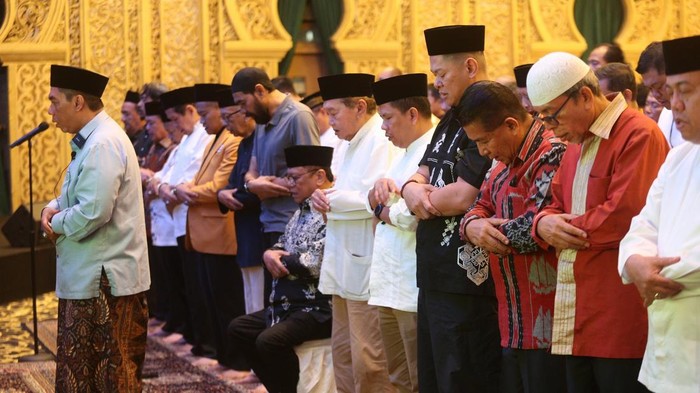 Ketum Partai Hanura Oesman Sapta Odang (OSO) menggelar silaturahmi sekaligus buka puasa bersama sejumlah kepala daerah dan wakil kepala daerah. Rano Karno turut hadir.