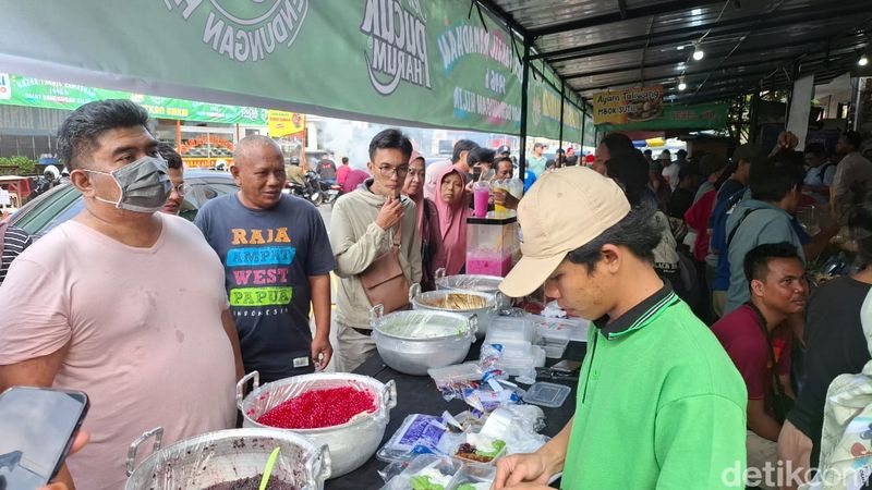 Pasar Takjil Bendungan Hilir, Jakarta Pusat, 1 Maret 2025 atau 1 Ramadan 1446 H. (Brigitta Belia Permata Sari/detikcom)