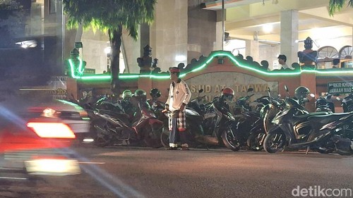 Pecalang menjaga salat tarawih di Masjid At-Taqwa Polda Bali, Sabtu (1/3/2025).
