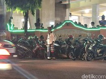 Pecalang Bali Jaga Keamanan Salat Tarawih di Denpasar