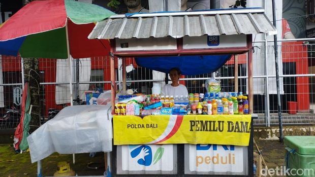 Pedagang makanan dan minuman, Ni Made Sarini, saat berjualan di Stadion Kapten I Wayan Dipta, beberapa waktu lalu. Sarini biasa berjualan saat Bali United main di kandang.