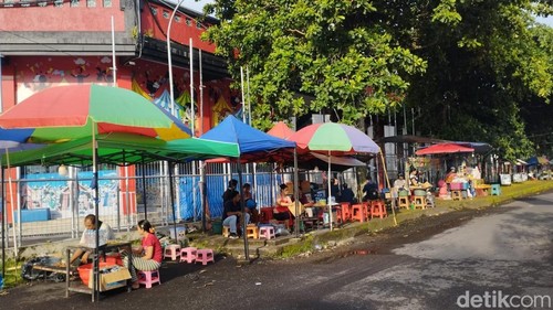 Pedagang makanan/minuman di sekitar Stadion Kapten I Wayan Dipta, Gianyar, Bali, beberapa waktu lalu.