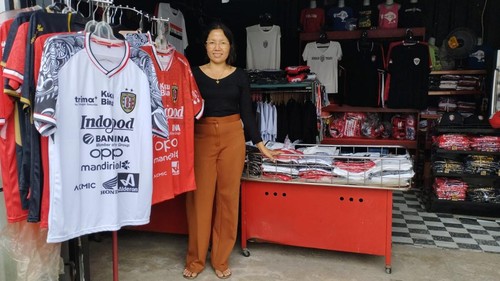 Pedagang merchandise Bali United di sekitar Stadion Kapten I Wayan Dipta, Ni Luh Asrini, Selasa (28/1/2025).
