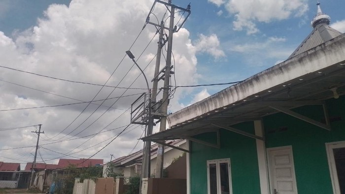 Pemasangan lampu jalan yang dikeluhkan warga Palembang.