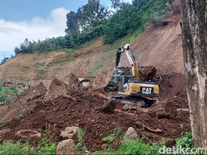 Pembersihan Longsor di Jalur Lumajang-Malang, Arus Lalin Buka Tutup