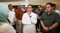 Menteri Keuangan Sri Mulayni (kedua kanan) didampingi Menteri BUMN Erick Thohir (kanan) berbincang dengan calon penumpang saat meninjau fasilitas Terminal 2 Bandara Soekarno Hatta, Tangerang, Banten, Sabtu (1/3/2025).