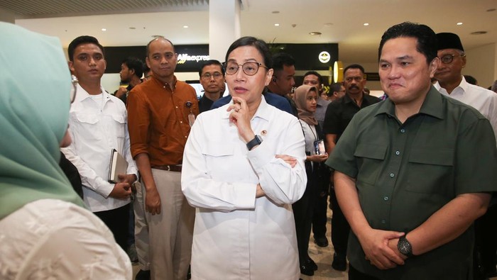 Menko Bidang Infrastruktur dan Pembangunan Kewilayahan Agus Harimurti Yudhoyono (tengah) berbincang dengan Menteri Keuangan Sri Mulayni (kedua kiri), Menteri BUMN Erick Thohir (kedua kanan), Menteri Pekerjaan Umum Dody Hanggodo (kiri) dan Direktur Utama PT Angkasa Pura Indonesia (API) Fahik Fahmi (kanan) saat meninjau fasilitas Terminal 2 Bandara Soekarno Hatta, Tangerang, Banten, Sabtu (1/3/2025). Pemerintah resmi menurunkan harga tiket pesawat penerbangan dalam negeri sebesar 14 persen, hingga tarif perjalanan tol selama periode mudik Lebaran Idul Fitri 1446 Hijriah atau 2025 Masehi, yang dapat dibeli mulai 1 Maret hingga 7 April 2025. ANTARA FOTO/Muhammad Iqbal/YU