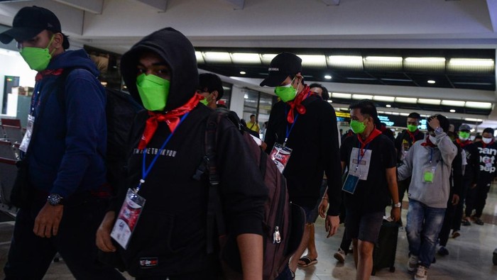 Pemulangan WNI korban penipuan kerja ilegal dari Myanmar Seorang Warga Negara Indonesia (WNI) menunjukan paspor saat tiba di Terminal 2 Bandara Soekarno-Hatta, Kota Tangerang, Banten, Jumat (28/2/2025). Pemerintah berhasil memulangkan 84 WNI korban penipuan kerja ilegal di Myawaddy, Myanmar, yang selanjutnya diserahterimakan kepada Kementerian Sosial untuk menjalani proses rehabilitasi sosial dan pemeriksaan lanjutan. ANTARA FOTO/Putra M. Akbar/foc.