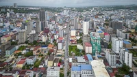 Ini merupakan tampilan kota Sihanoukville pada September 2022. Sudah banyak gedung terbangun dan rapat. Berdasarkan laporan The Khmer Times sudah ada 1.069 bangunan pencakar langit yang dibangun hingga 2023 di kota tersebut. Foto: Roun Ry via globalchinapulse