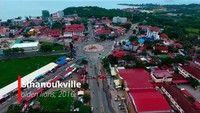 Kota pinggir pantai di Kamboja pada 2016 sebelum China merealisasikan kota impiannya dari hasil investasi kepada pemerintah Kamboja. Di tengah kota terdapat tugu Golden Lions. Masih banyak bangunan milik warga lokal. Foto: Tangkapan layar/YouTube Tomaly