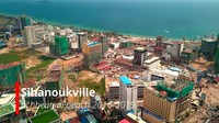 Setelah masuk investor asal China, kawasan tepi pantai Selatan tersebut saat ini menjadi pusat bisnis yang sibuk 24 jam. Pembangunan terus berlangsung tak kenal waktu dan banyak warga China yang masuk ke kota ini. Foto: Tangkapan layar/YouTube Tomaly