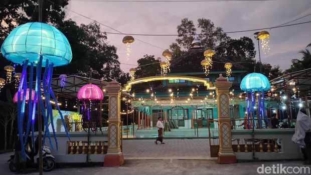 Penampakan masjid di Sentolo Kulon Progo berhias lampion ubur-ubur, Sabtu (1/3/2025).