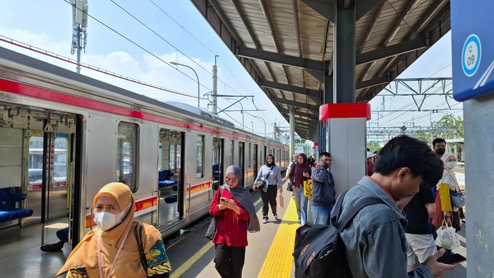 Penumpang KRL di Stasiun Tanah Abang