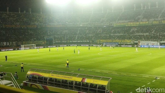Pertandingan Persebaya vs Persib di Stadion Gelora Bung Tomo Surabaya.