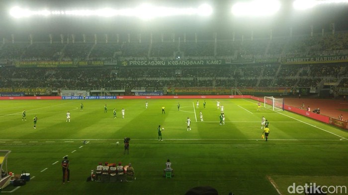 Pertandingan Persebaya vs Persib di Stadion Gelora Bung Tomo Surabaya.