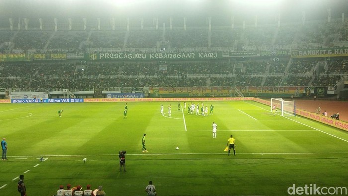 Pertandingan Persebaya vs Persib di Stadion Gelora Bung Tomo Surabaya.