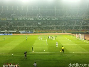 Oknum Bonek yang Nyalakan Flare Dilarang Masuk ke Stadion Seumur Hidup