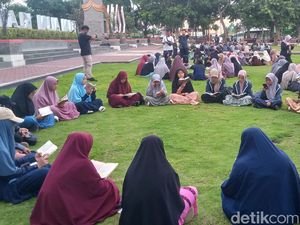 Melihat Warga Ngabuburit dengan Mengaji Bersama di Alun-alun Klaten