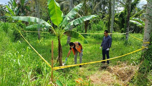 Polisi melakukan olah TKP penemuan bayi di Desa Biaung, Kecamatan Penebel, Tabanan, Bali, Sabtu (1/3/2025). (Foto: Dok. Polres Tabanan)