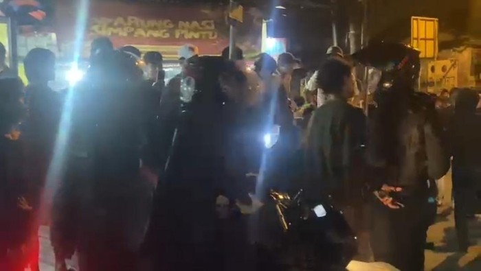 Polisi membubarkan sekelompok pemuda di wilayah Kebon Pedes, Kota Bogor, Jawa Barat, dini hari tadi.