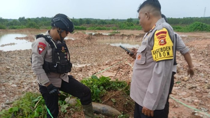 Polisi saat mengamankan mortir di Banyuasin.