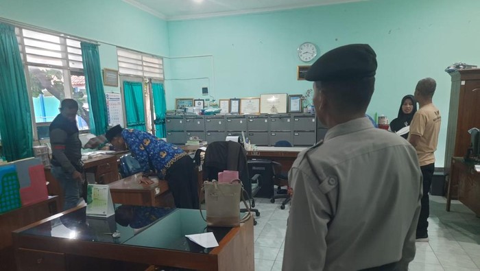 Polisi saat mengecek salah satu ruangan di SMPN Pleret, Bantul yang dibobol maling, Sabtu (1/3/2025).