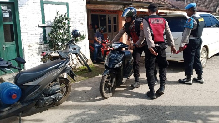 Polisi saat menggerebek sarang narkoba di Musi Rawas.