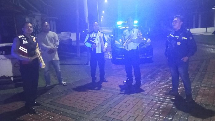 Polisi Sidoarjo menggelar patroli sahur sekaligus membangunkan warga.