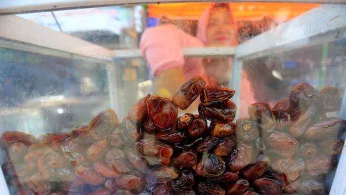 Petani memanen timun suri di Desa Cot Cut, Aceh Besar, Aceh, Sabtu (1/3/2025). Timun suri menjadi salah satu buah favorit untuk diolah menjadi minuman saat berbuka puasa. ANTARA FOTO/Irwansyah Putra/agr