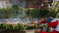 Pelaku usaha kuliner tradisional memasak lemang bambu di desa Lambaro Skeep, kecamatan Syiah Kuala, Banda Aceh, Aceh, Sabtu (1/3/2025). Menurut pelaku usaha kulinter tersebut, produksi lemang bambu pada hari pertama Ramadan 1446 Hijriah mencapai 170 hingga 200 batang perharinya yang dijual kisaran Rp 30.000 - Rp 60.000 per batang. ANTARA FOTO/Ampelsa.