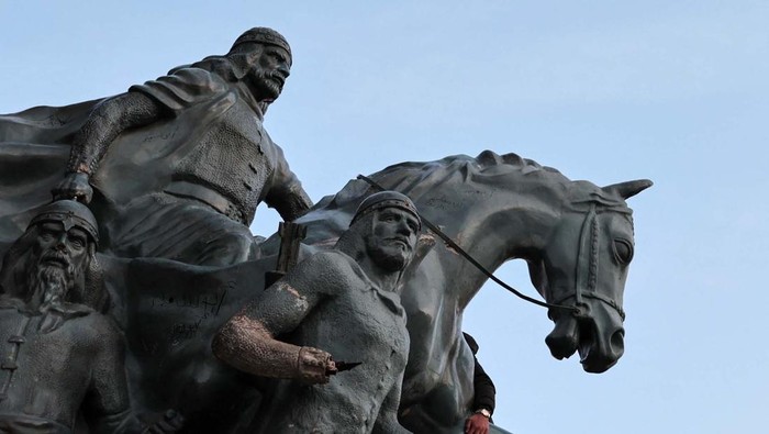 Children climb the Salah Al Din Statue in Damascus, Syria, February 27, 2025. REUTERS/Mahmoud Hassano