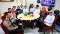 Beberapa Bupati dari Jatim juga turut bersilaturahmi. Antara lain, Bupati Mojokerto Muhammad Albarraa, Bupati Bojonegoro Setyo Wahono, dan Bupati Tulungagung Gatut Sunu Wibowo.