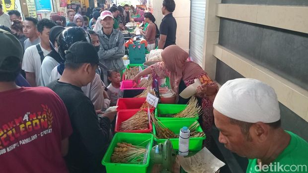 Produksi sate susu Amelia di Jalan Maruti Gang Pelangi, Dusun Wanasari, Denpasar Utara, Bali, Sabtu (1/3/2025). (Aryo Mahendro/detikBali).