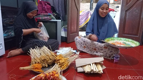 Produksi sate susu Amelia di Jalan Maruti Gang Pelangi, Dusun Wanasari, Denpasar Utara, Bali, Sabtu (1/3/2025). (Aryo Mahendro/detikBali).