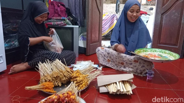 Produksi sate susu Amelia di Jalan Maruti Gang Pelangi, Dusun Wanasari, Denpasar Utara, Bali, Sabtu (1/3/2025). (Aryo Mahendro/detikBali).
