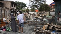 Warga melihat kondisi rumahnya yang terbakar di Jalan Tegal Amba, Duren Sawit, Sabtu (1/3/2025).