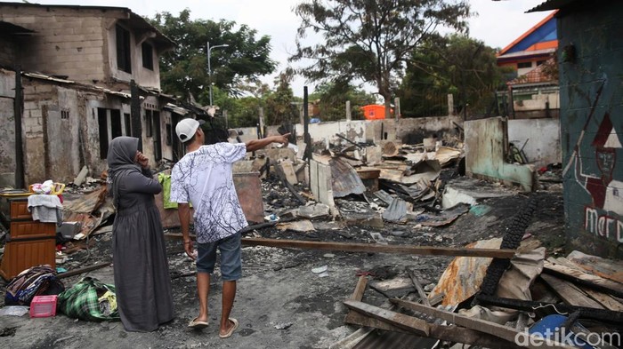 Puing-puing Bangunan Korban Kebakaran di Duren Sawit Sebanyak 30 rumah semi permanen di Jalan Tegal Amba, Duren Sawit, terbakar pada Jumat (28/2) sore. Begini kondisi bangunan usai hangus terbakar.