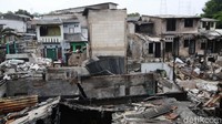 Sebanyak 30 rumah semi permanen hangus terbakar.