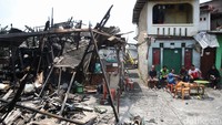 Tidak ada korban dalam kebakaran namun kerugian materil akibat terbakarnya 30 rumah semi permanen yang dihuni 30 kepala keluarga (KK) dari 120 jiwa itu mencapai ratusan juta.