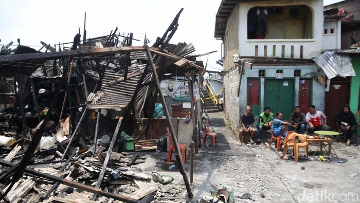 Sebanyak 30 rumah semi permanen di Jalan Tegal Amba, Duren Sawit, terbakar pada Jumat (28/2) sore. Begini kondisi bangunan usai hangus terbakar.