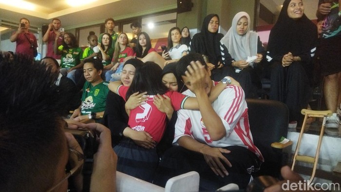 Rachmat Irianto dan keluarga tak kuasa menahan air mata saat video tribute to Bejo Sugiantoro diputar di Stadion GBT jelang Persebaya vs Persib.