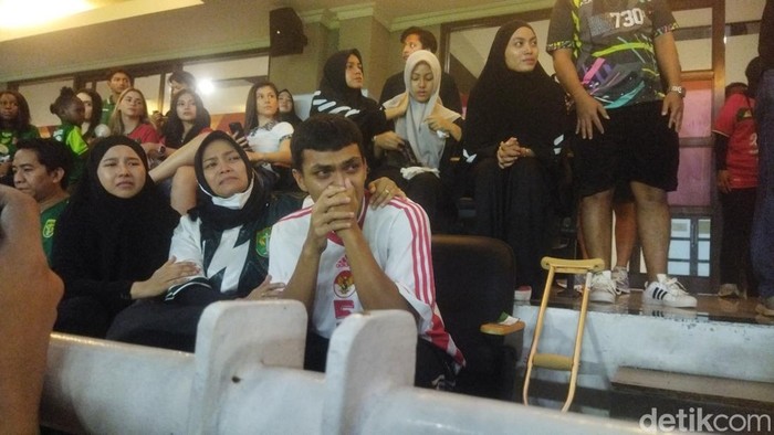 Rachmat Irianto dan keluarga tak kuasa menahan air mata saat video tribute to Bejo Sugiantoro diputar di Stadion GBT jelang Persebaya vs Persib.