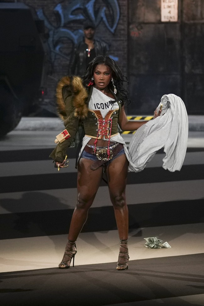 Peragaan busana Dsquared2 di Milan Fashion Week berlangsung meriah, Selasa (25/2/2025). Merayakan 30 tahun eksistensi label yang didirikan duo desainer kembar Dean dan Dan Caten, perhelatan tersebut turut menampilkan Doechii. (Foto: AP Photo/Antonio Calanni)