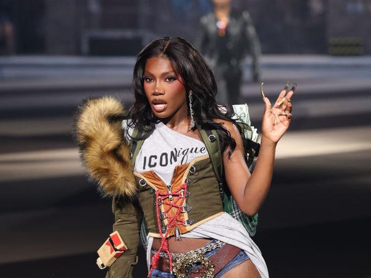 Foto: Rapper Doechii Eksis di Milan Fashion Week Setelah Berjaya di Grammy