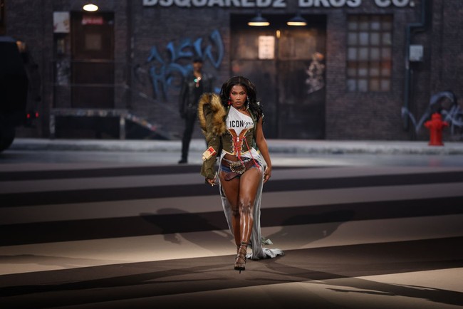 Doechii mulanya mulanya sebagai model di catwalk yang bertema suasana jalanan New York City. Rapper yang tengah naik daun itu memeragakan satu set busana yang terdiri dari kombinasi kaus one-shoulder dan bawahan berupa hot pants denim. Foto: Daniele Venturelli/WireImage)