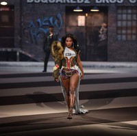 Doechii mulanya mulanya sebagai model di catwalk yang bertema suasana jalanan New York City. Rapper yang tengah naik daun itu memeragakan satu set busana yang terdiri dari kombinasi kaus one-shoulder dan bawahan berupa hot pants denim. Foto: Daniele Venturelli/WireImage)