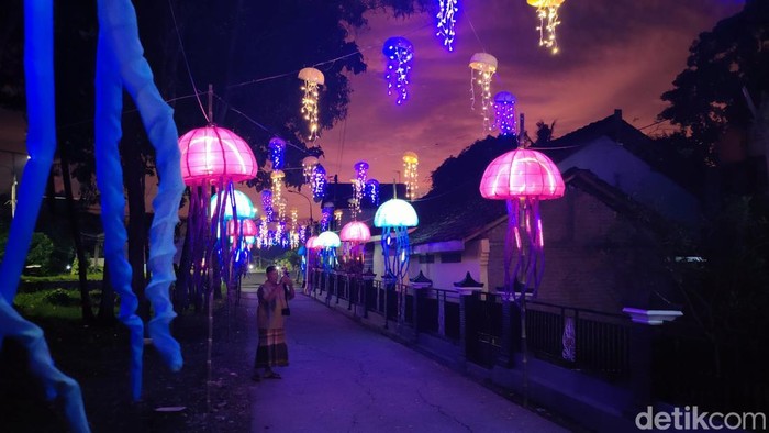 Ratusan lampion Ubur-ubur menghiasi lingkungan Masjid Al-Fatah di Gembongan, Sukoreno, Sentolo, Kulon Progo, Sabtu (1/3/2025).