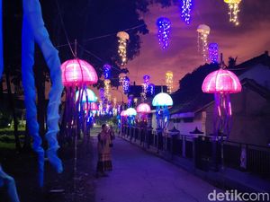 Ubur-ubur Ikan Lele, Ratusan Lampion Bikin Masjid di Kulon Progo Ini Menyala Le