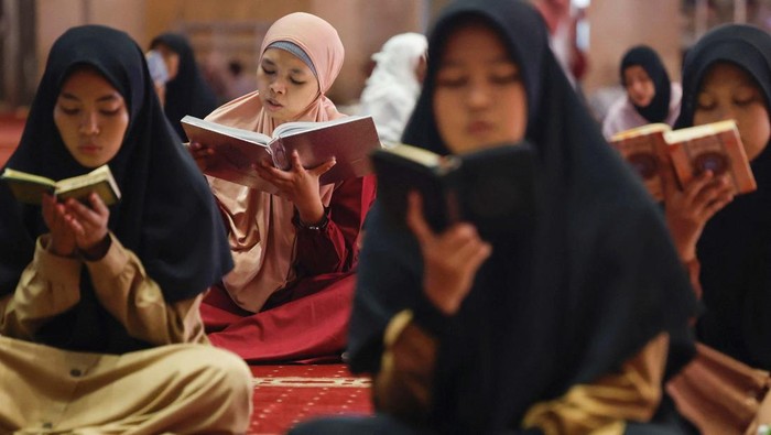 Muslim men rest while waiting for iftar during the holy fasting month of Ramadan at the Grand Istiqlal Mosque in in Jakarta, Indonesia, March 1, 2025. REUTERS/Ajeng Dinar Ulfiana