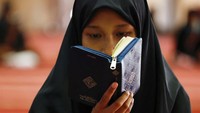 Warga mengisi Ramadan dengan banyak beribadah, salah satunya membaca Al-quran.